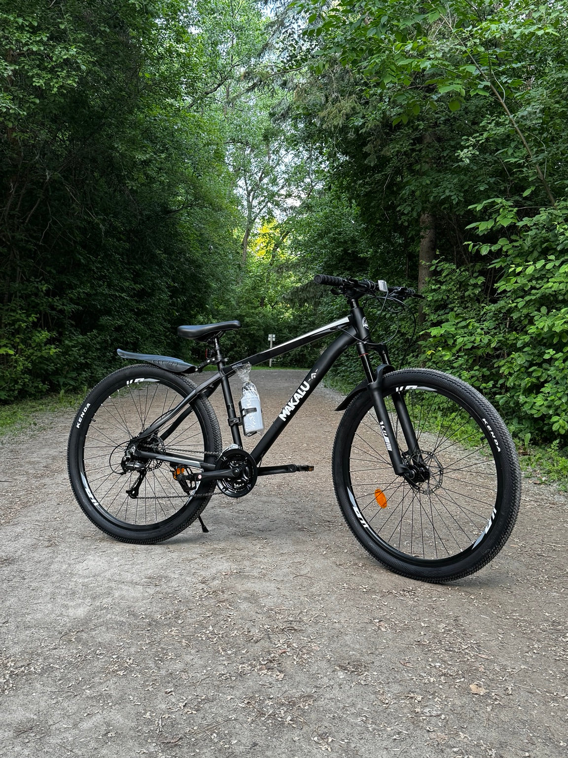 Vélo MAKALU sur un sentier boisé